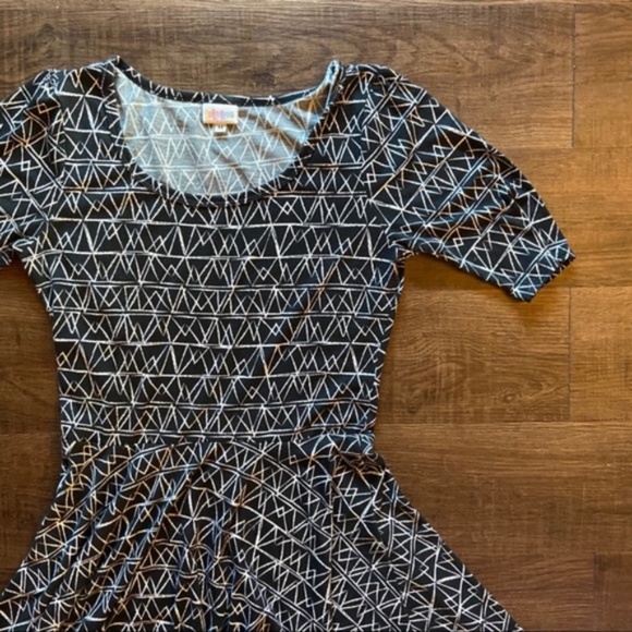 LuLaRoe M Abstract Dress. - Picture 6 of 8